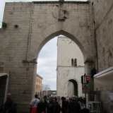 Gli Angioini (dal 1268 al 1442) - Gli Angioini regnano su Bari dando vita a un periodo di buio. Simbolo della loro presenza � l'Arco posto ad accesso di Piazza San Nicola, aperto da Carlo II